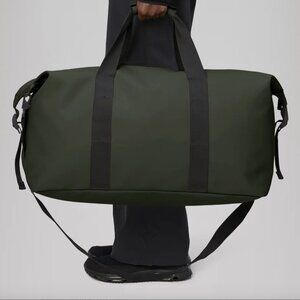 RAINS HILO WEEKEND BAG W3 in GREEN - ONE SIZE